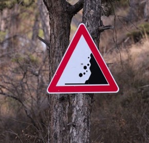 Ε.Ο. Τρίπολης-Πύργου: Προσωρινή διακοπή κυκλοφορίας λόγω κατολίσθησης