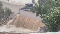 Πλημμύρες στη Μάνη – Παγιδεύτηκαν πολίτες σε αυτοκίνητα – Γυναίκα χτυπήθηκε από κεραυνό μέσα στο όχημά της – ΒΙΝΤΕΟ