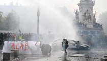 «Βράζει» η Γαλλία: Νύχτα οργής με 800.000 διαδηλωτές, 1.200 συλλήψεις και εκατοντάδες τραυματίες