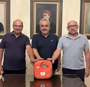 Παραχώρηση απινιδωτή τελευταίας τεχνολογίας στη Δημοτική Κοινότητα Καβασίλων [PHOTOS]