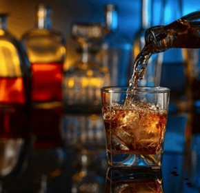 Ηλεία: Χειροπέδες σε άνδρα για διάθεση αλκοόλ σε 14χρονη