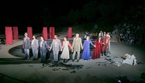 Κατάμεστο το Θέατρο ΟΛΥΜΠΙΑ Φλόκα: Η «Μήδεια» με την Καρυοφυλλιά Καραμπέτη συγκλόνισε το κοινό στο Διεθνές Φεστιβάλ Αρχαίας Ολυμπίας [PHOTOS]