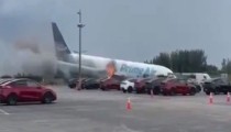 Η στιγμή που το αεροπλάνο της Amazon βγήκε εκτός διαδρόμου -Πήρε φωτιά και έπεσε σε οχήματα, 5 νεκροί