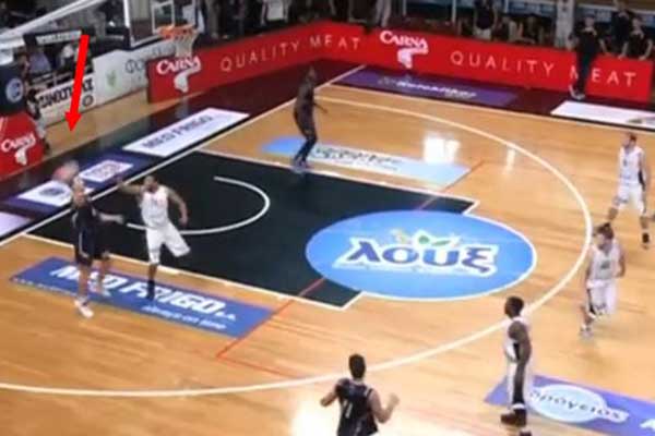 Παίκτης του Κόροιβου σκόραρε με το ένα το χέρι από τη μία μπασκέτα στην άλλη! [VIDEO]