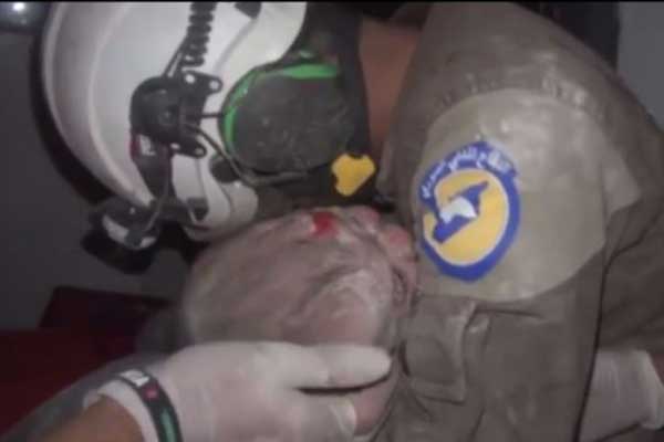 Σπαρακτικό βίντεο από τη Συρία! Διασώστης σώζει παιδί έπειτα από 4 ώρες προσπάθειας και ξεσπά σε λυγμούς