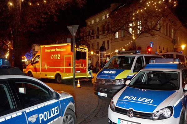 Ένα ύποπτο αντικείμενο οδήγησε στην εκκένωση της εορταστικής αγοράς στην Bradenburger Straße - Όπως ανακοινώθηκε έπειτα από έρευνα των πυροτεχνουργών, περιείχε εκρηκτικά  Εκκενώθηκε η χριστουγεννιάτικη αγορά του Πότσνταμ.   Όπως αναφέρουν τα τοπικά μέσα, η αστυνομία προχώρησε σε άμεση εκκένωση της αγοράς στην Bradenburger Straße, όταν εντοπίστηκε ένα ύποπτο αντικείμενο, που πιστεύεται ότι περιείχε εκρηκτικά.      Από τα τοπικά μέσα αναφέρεται ότι είναι ένα πακέτο 40x50 εκατοστά και παραδόθηκε σε φαρμακείο που βρίσκεται επί του συγκεκριμένου δρόμου.   Ο υπάλληλος του φαρμακείου το άνοιξε και, όπως είπε στην αστυνομία, εντόπισε καλώδια και κάποιο μηχανισμό κι έτσι ειδοποίησε τις αρχές.  Το σημείο αποκλείστηκε και οι Αρχές έκαναν έρευνα, ενώ κλήθηκε και ειδικό κλιμάκιο πυροτεχνουργών.    Δεν έχει αναφερθεί ακόμα, αν προηγουμένως υπήρξε κάποιου είδους γραπτή,τηλεφωνική ή άλλη απειλή.  Η γερμανική αστυνομία ανακοίνωσε ότι το ύποπτο αντικείμενο που οδήγησε στην εκκένωση της χριστουγεννιάτικης αγοράς του Πότσνταμ επιβεβαιώθηκε ότι περιείχε εκρηκτικά.