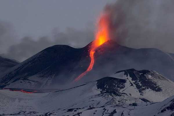 Εκπληκτικές εικόνες: Ξύπνησε η Αίτνα. Λάβα και πάγος σε μαγικό θέαμα