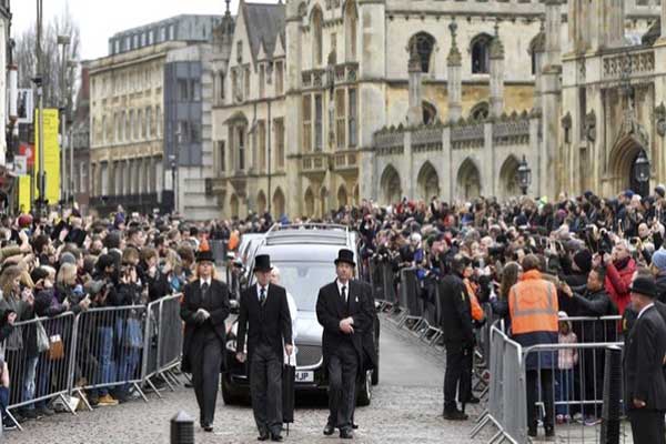 Το "αντίο" στον Στίβεν Χόκινγκ: Πλήθος κόσμου στην κηδεία του κορυφαίου αστροφυσικού