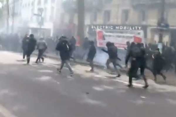 Επεισοδιακή Πρωτομαγιά στο Παρίσι: Δύο τραυματίες αστυνομικοί σε συγκρούσεις με διαδηλωτές