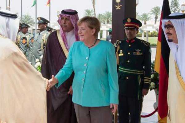 1ο θέμα σε όλο τον κόσμο: Χωρίς μαντίλα η Μέρκελ στη Σαουδική Αραβία