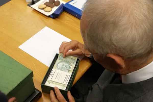 Έδωσαν στον Σόιμπλε 100ευρα με τυπωμένο το πρόσωπό του