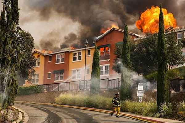 Η Καλιφόρνια φλέγεται: 10 νεκροί - Πάνω από 1.500 κτήρια στις φλόγες