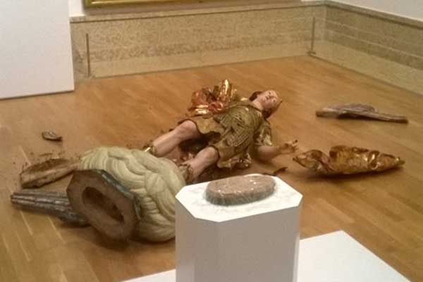 Τουρίστας κατέστρεψε ολοσχερώς άγαλμα 400 ετών προσπαθώντας να βγάλει μία selfie