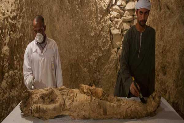 Αίγυπτος: Αρχαιολόγοι ανακάλυψαν μούμια σε τάφο όπου κανείς δεν είχε εισέλθει [εικόνες]