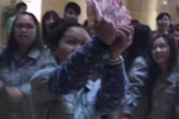 Το αφεντικό τρελάθηκε: Κινέζος «έρανε» με χαρτονομίσματα τους εργαζομένους γιατί επέστρεψαν από διακοπές