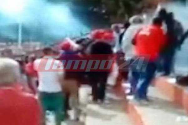ΒΙΝΤΕΟ - Η στιγμή των επεισοδίων στον αγώνα Παναχαϊκή - Αστέρας Αμαλιάδας - Έπεσαν φωτοβολίδες - Κινδύνευσαν παιδιά στις κερκίδες