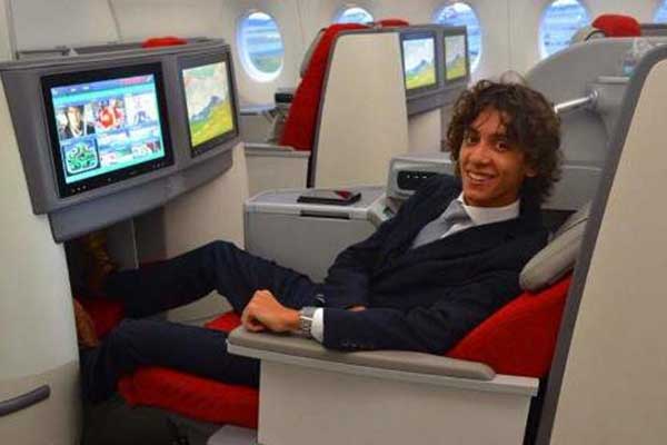 Ο 20χρονος Ελληνας που βγάζει εκατομμύρια δοκιμάζοντας...αεροπλάνα