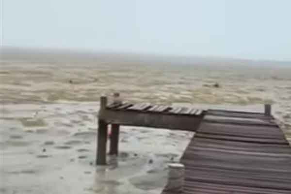 Βίντεο: Απίστευτο... ο τυφώνας Ίρμα «άδειασε» τον ωκεανό στις Μπαχάμες!
