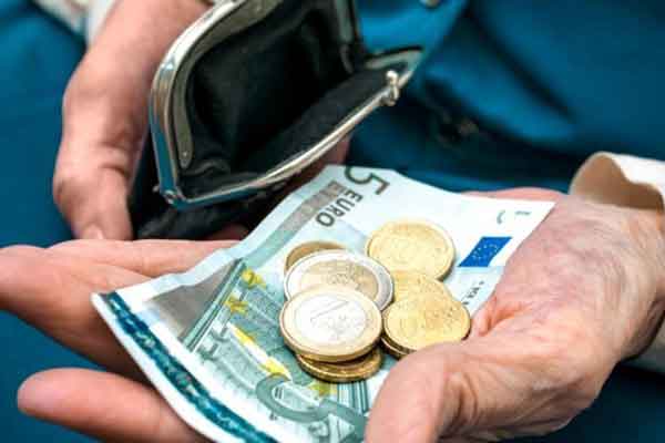 "Μαχαίρι" σε έξι επιδόματα! Ανάπηροι, πολύτεκνοι και φοιτητές... οι μεγάλοι χαμένοι