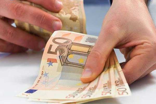 Βαρύς ο λογαριασμός: Τι εισφορές θα πληρώσουν αγρότες, επαγγελματίες και «μπλοκάκια»