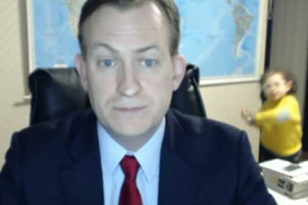 Το πιο αστείο βίντεο: Έδινε συνέντευξη στο BBC, αλλά τα παιδιά του ήθελαν να παίξουν!