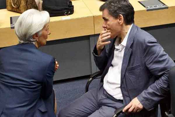 Το ΔΝΤ δείχνει νέα μέτρα 2,4 δισ. το 2018 -Πιο κοντά η πρόωρη περικοπή συντάξεων