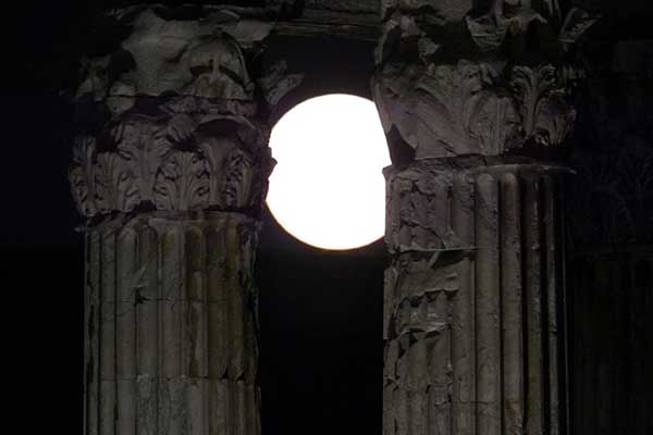 Είστε έτοιμοι για τη μεγαλύτερη «Σούπερ Σελήνη» των τελευταίων 70 χρόνων;