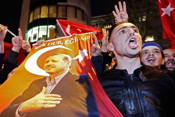 Μαίνεται ο "πόλεμος" Τουρκίας - Ολλανδίας! Επεισόδια, κόντρες και διαδηλώσεις