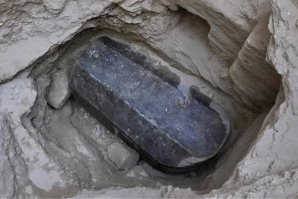 Μυστήριο στην Αίγυπτο: Ανακαλύφθηκε σφραγισμένη, γρανιτένια σαρκοφάγος 2.000 ετών!