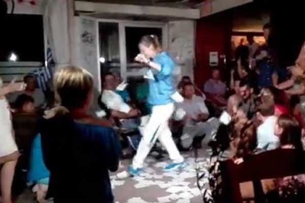 Βίντεο: Το ζεϊμπέκικο της Ευδοκίας από την Άννα Κορακάκη-Έτσι γιόρτασε τη μεγάλη της νίκη