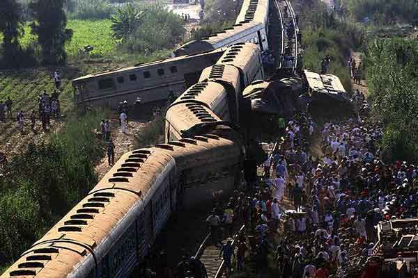 Tουλάχιστον 42 νεκροί από σύγκρουση τρένων στην Αλεξάνδρεια
