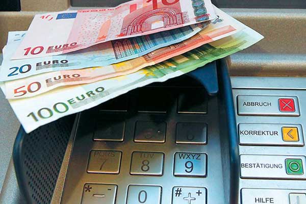 Νέα σενάρια για «χαράτσι» σε όλες τις τραπεζικές συναλλαγές 