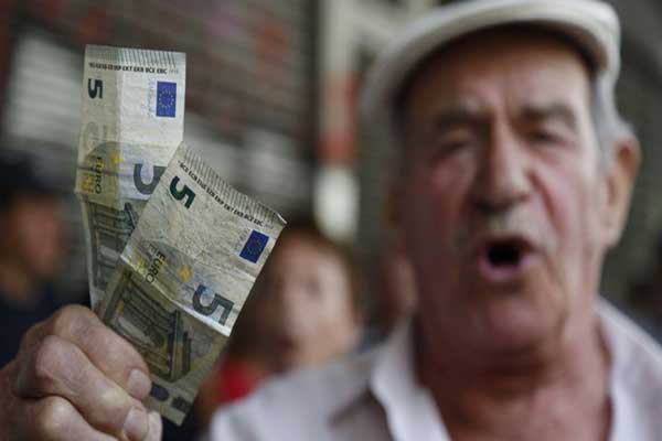 Καταργούνται 3 επιδόματα για τις επικουρικές