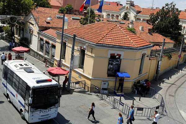Έκλεισαν η γαλλική πρεσβεία και το προξενείο στην Τουρκία