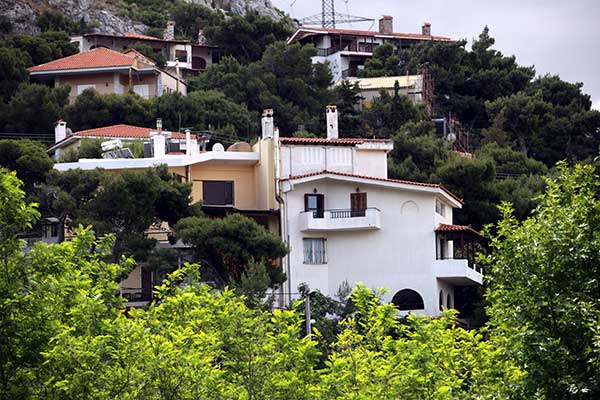 Ακίνητα: 1.000 ευρώ το χαράτσι για τους ιδιοκτήτες – Ποια είναι τα νέα πιστοποιητικά – Ποιοι πληρώνουν τη... νύφη