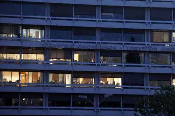 Κυβερνητικός αξιωματούχος: Τέλος η 13η σύνταξη, ίσως νέα μέτρα το 2018 