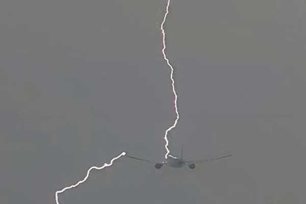 Απίστευτο βίντεο: Κεραυνός χτυπά Boeing 777 στον αέρα!