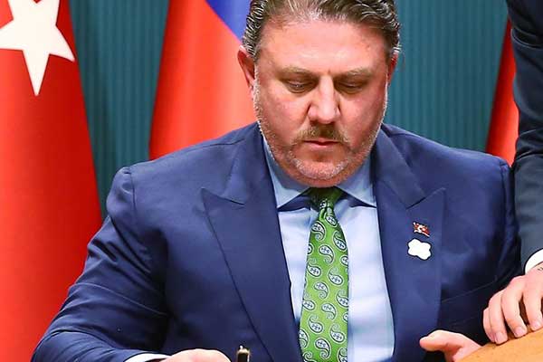 Γιγίτ Μπουλούτ: Θα ποδοπατήσουμε την Ελλάδα, απειλεί ο σύμβουλος του Ερντογάν!