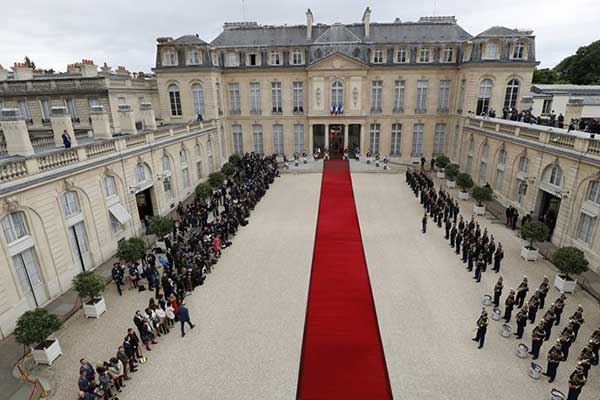 Γαλλία: Ο Ολάντ παραδίδει στον Μακρόν κάτω από δρακόντεια μέτρα ασφαλείας