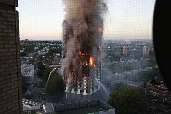 Βίντεο-σοκ από στο Λονδίνο: Εγκλωβισμένοι προσπαθούν να σωθούν
