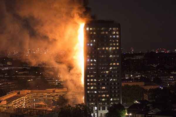 Λονδίνο: Τρομακτική πυρκαγιά σε 27ωροφο κτήριο - Φόβοι για εγκλωβισμένους