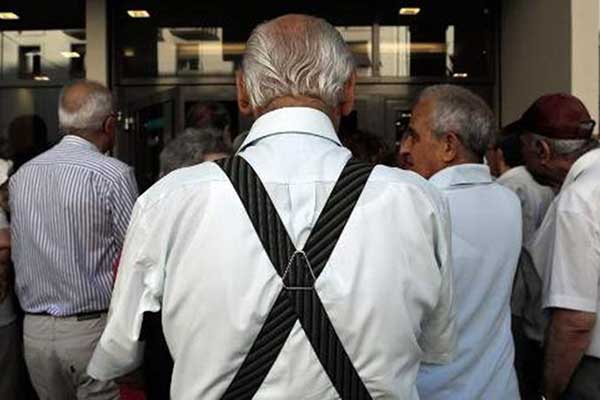 Ποιοι «χαμένοι» του ΕΚΑΣ δικαιούνται μηνιαία ενίσχυση και προπληρωμένη κάρτα