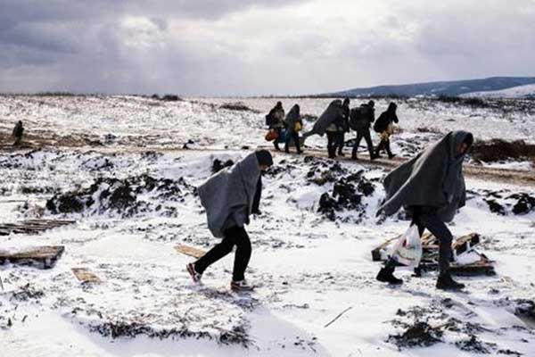 Η εικόνα του εγκλήματος: Προσφυγόπουλο με κρυοπαγήματα στα πόδια