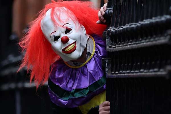 Το θρίλερ με τους κλόουν επεκτείνεται στην Ευρώπη: Άνδρας δέχθηκε επίθεση στη Σουηδία