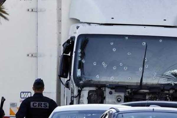 Σοκ: Ο οδηγός του φονικού φορτηγού είπε στους αστυνομικούς ότι μεταφέρει παγωτό -Και τον άφησαν να σταθμεύσει στο σημείο για 9 ώρες