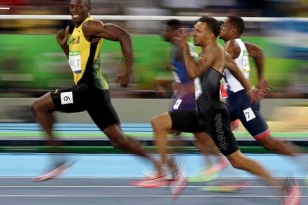 «Πιάστε με αν μπορείτε»: Έπαιζε με τον φακό και τους αντιπάλους του ο Γιουσέιν Μπολτ