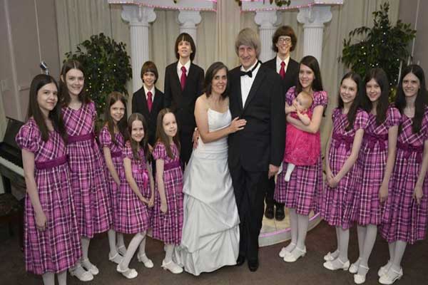 Αδιανόητο: Γονείς κρατούσαν αλυσοδεμένα και χωρίς φαγητό τα 12 παιδιά τους