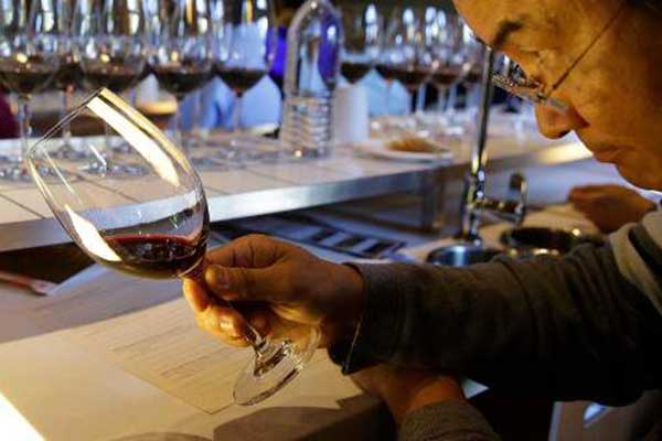 Ευρωπαίος αξιωματούχος: «Η αξιολόγηση δεν είναι κόκκινο κρασί για να περιμένεις να γίνει καλύτερο»