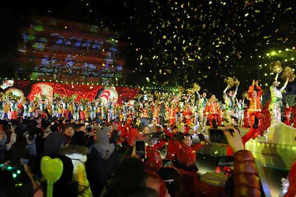 Οι Κινέζοι μόλις υποδέχθηκαν το νέο έτος! Σόου πυροτεχνημάτων [εικόνες & βίντεο]