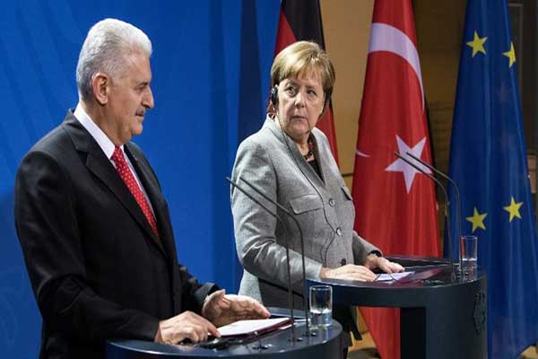 «Ψυχρό» κλίμα στη συνάντηση Μέρκελ-Γιλντιρίμ: Καμία «έκπτωση» στην Τουρκία το μήνυμα της Καγκελαρίου